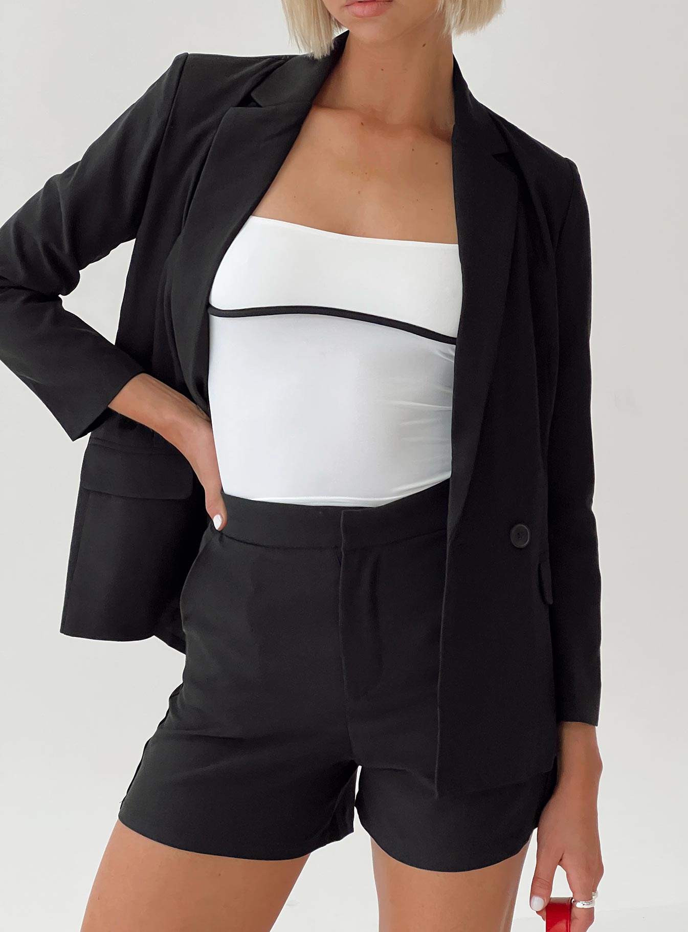 Sazan Shorts Black - Image 7