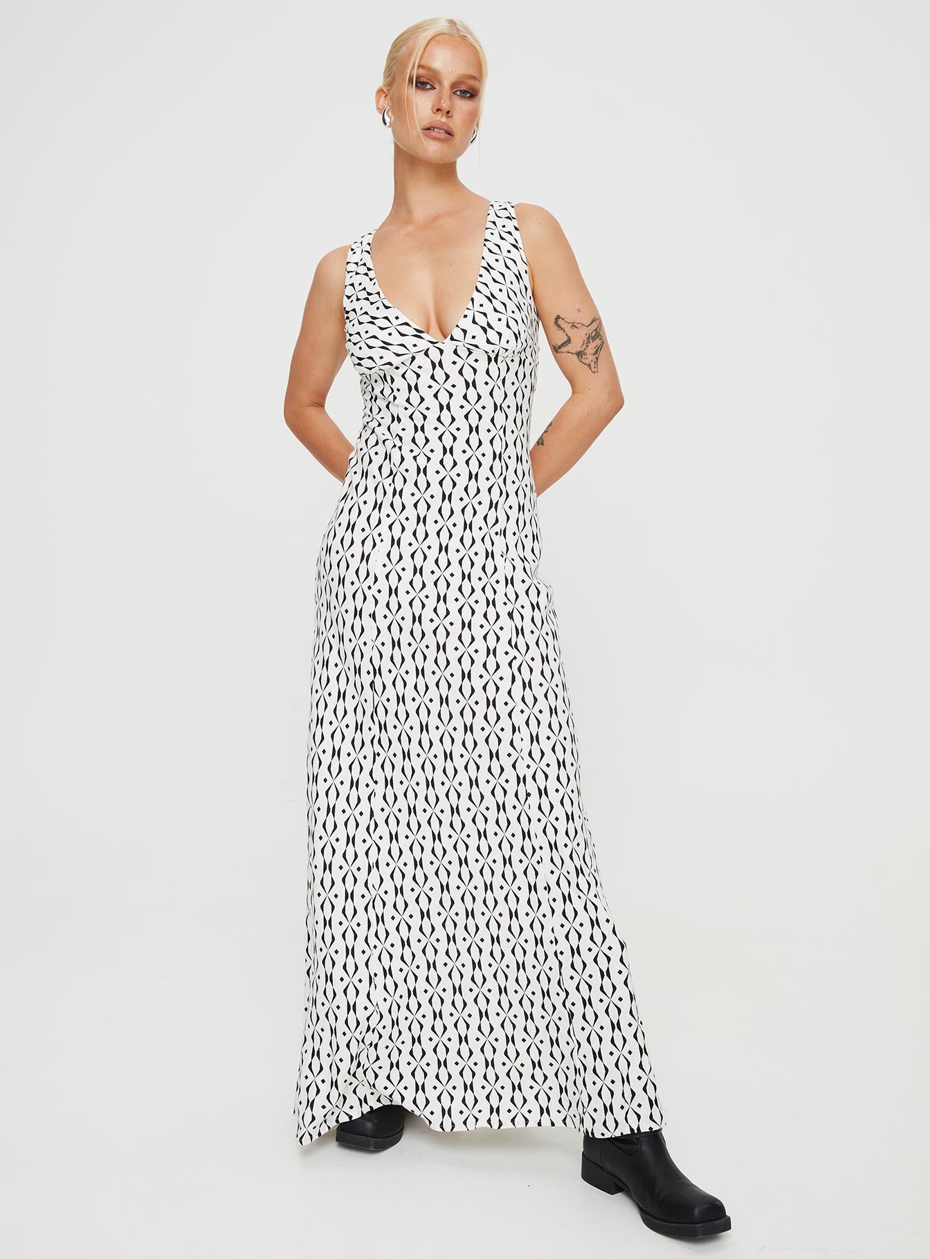 Verde Linen Blend Maxi Dress Black / White - Image 5