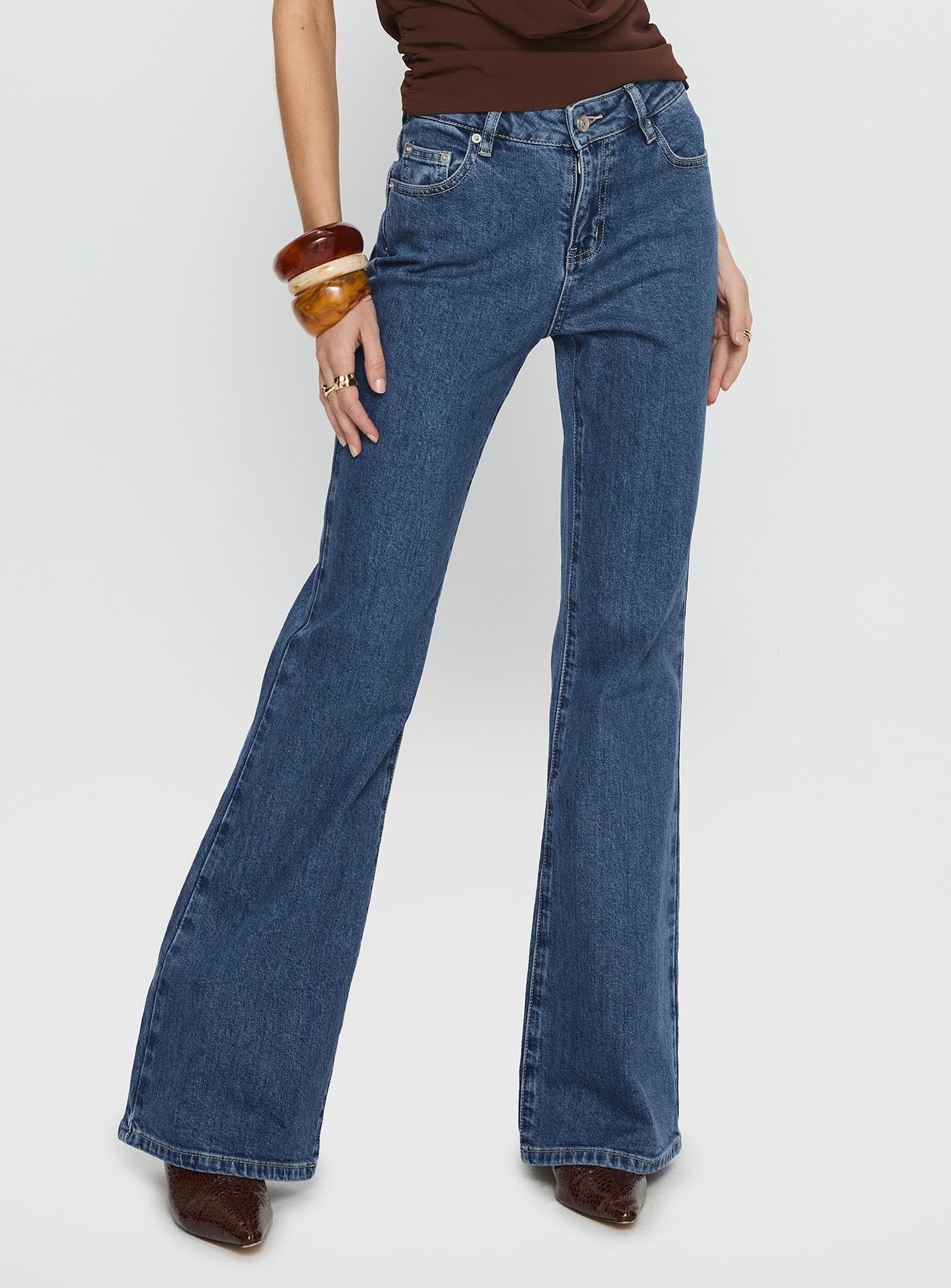 Magic Mirror Mid Rise Bootleg Jeans Mid Blue Wash - Image 2