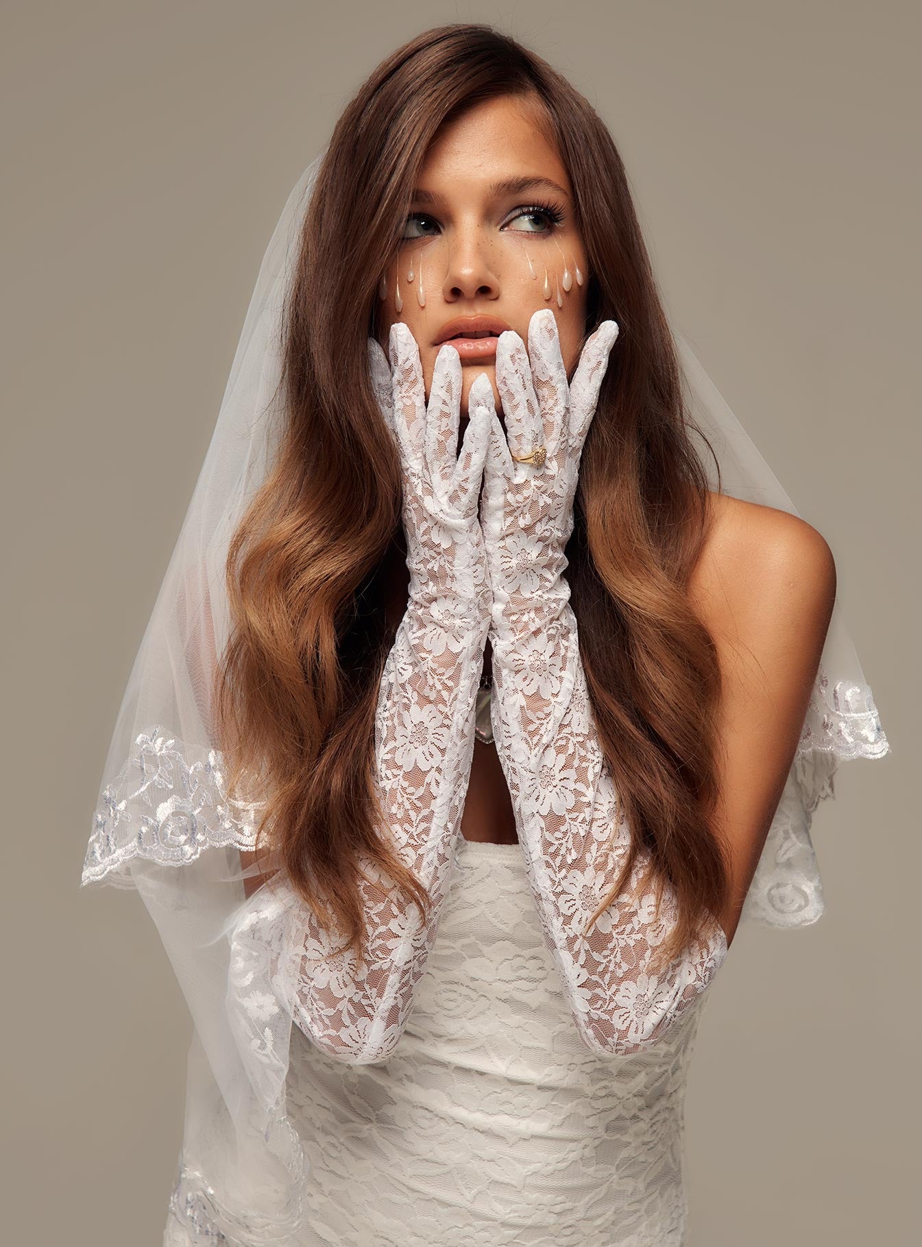 Lady Violet Lace Gloves White - Image 2