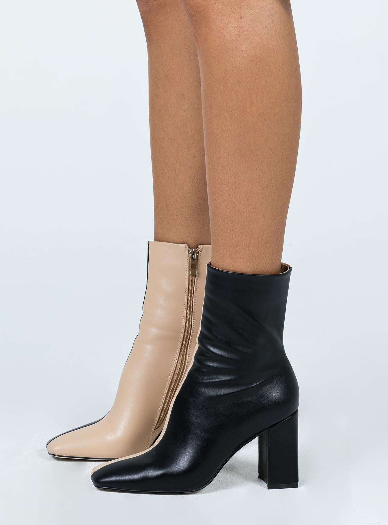 Two Sided Story Boots Black and Cream - Image 2