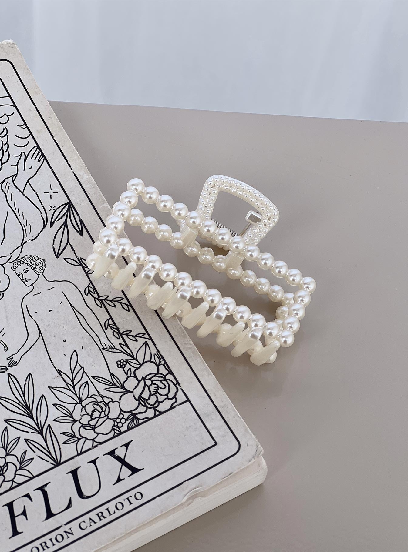 Moreno Pearl Hair Clip White