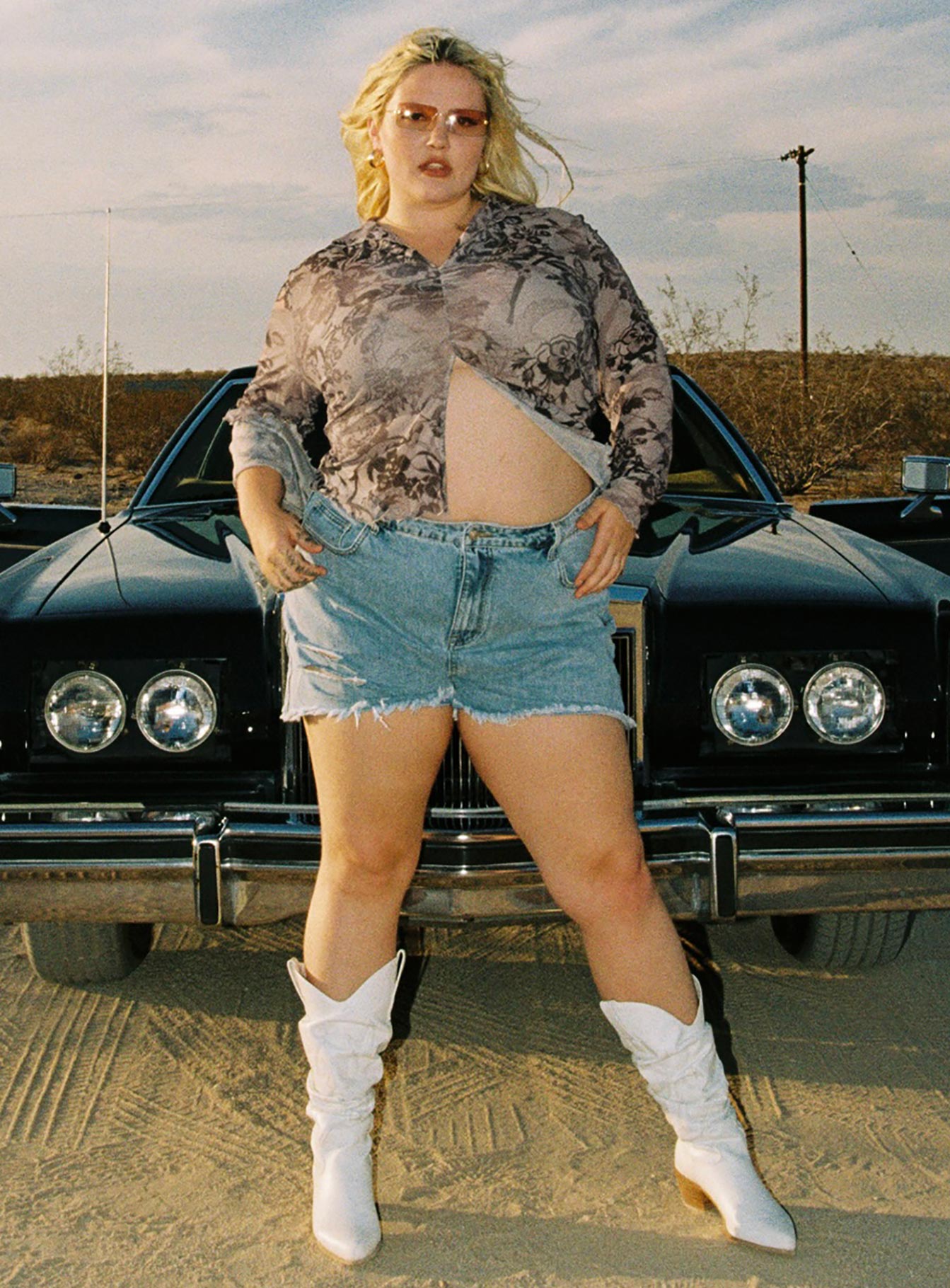 On Tour Denim Mom Short Curve Light Blue - Image 3