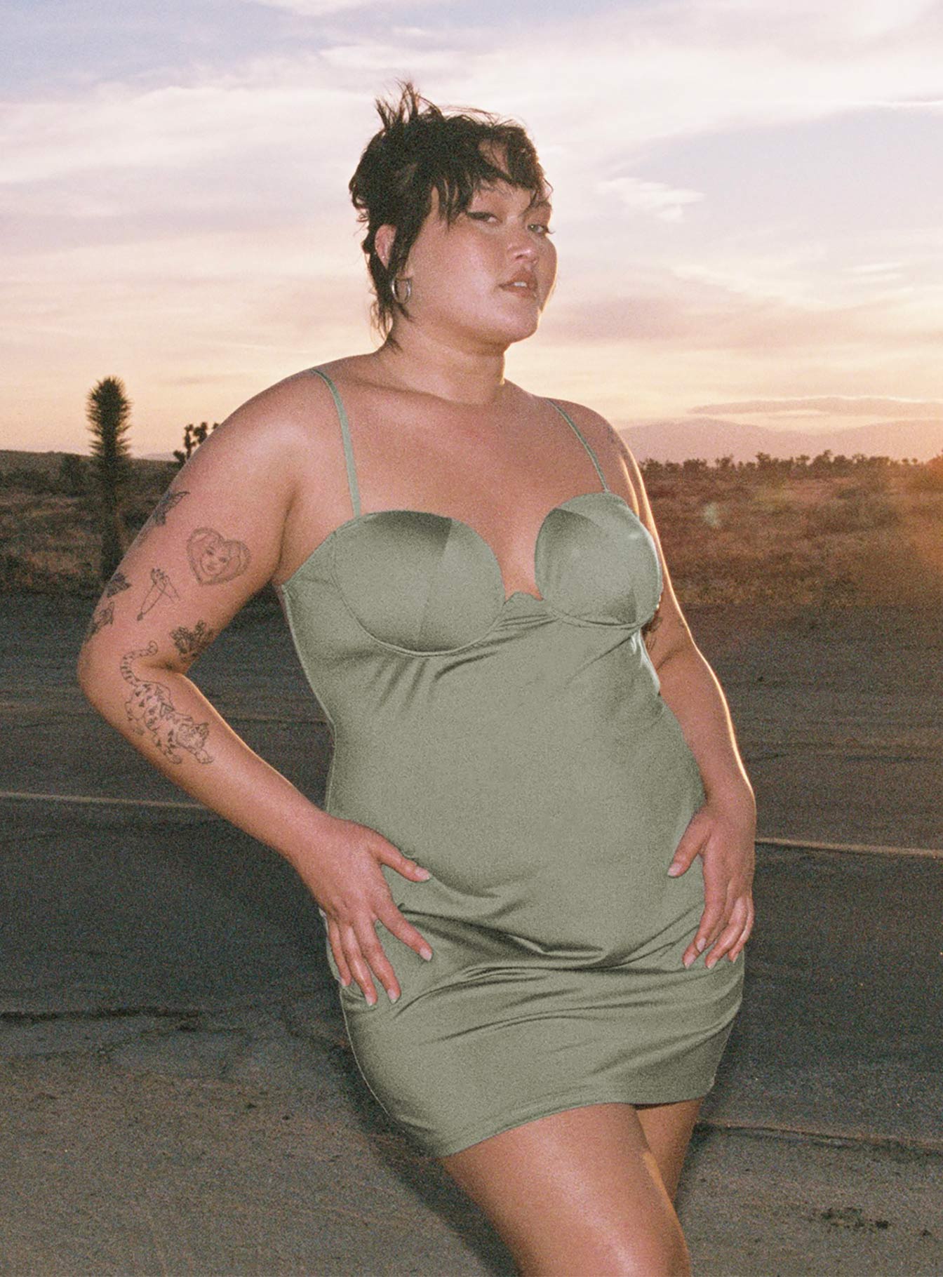 Annalise Mini Dress Khaki Curve - Image 2