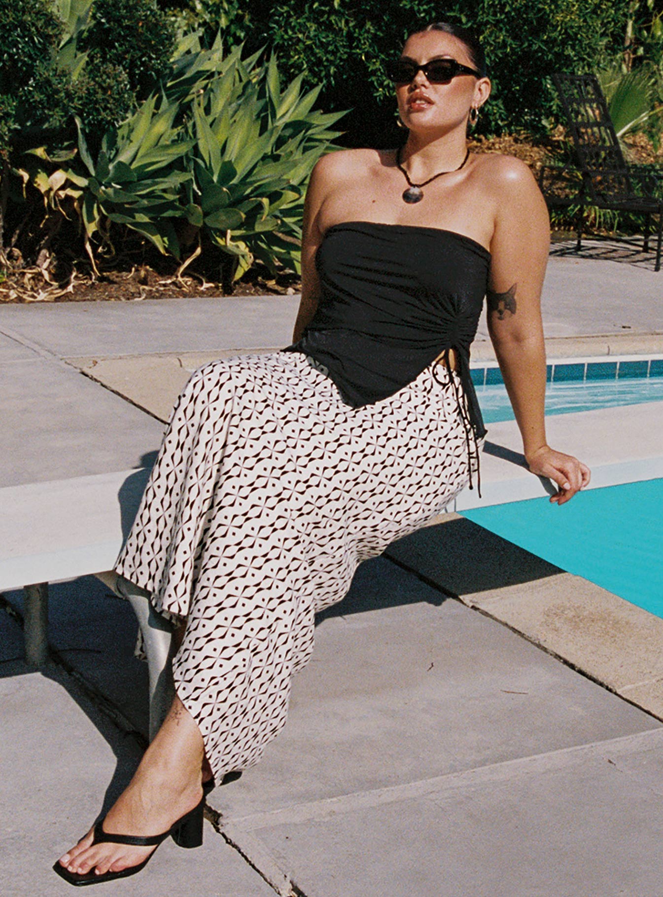 Mercer Linen Blend Maxi Skirt Black / White Curve - Image 2