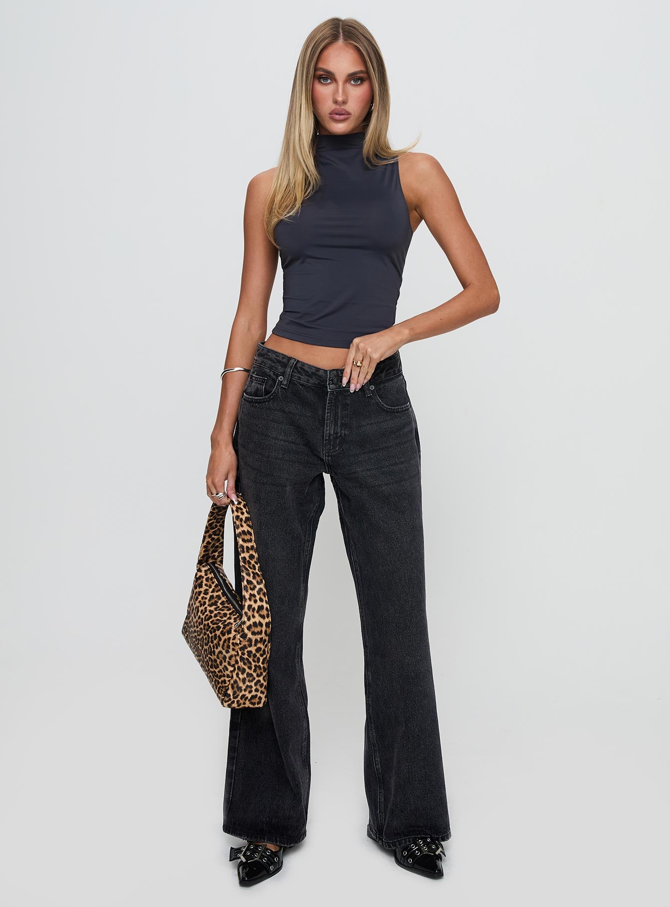 Serenitia Mid Rise Relaxed Jeans Washed Black - Image 3