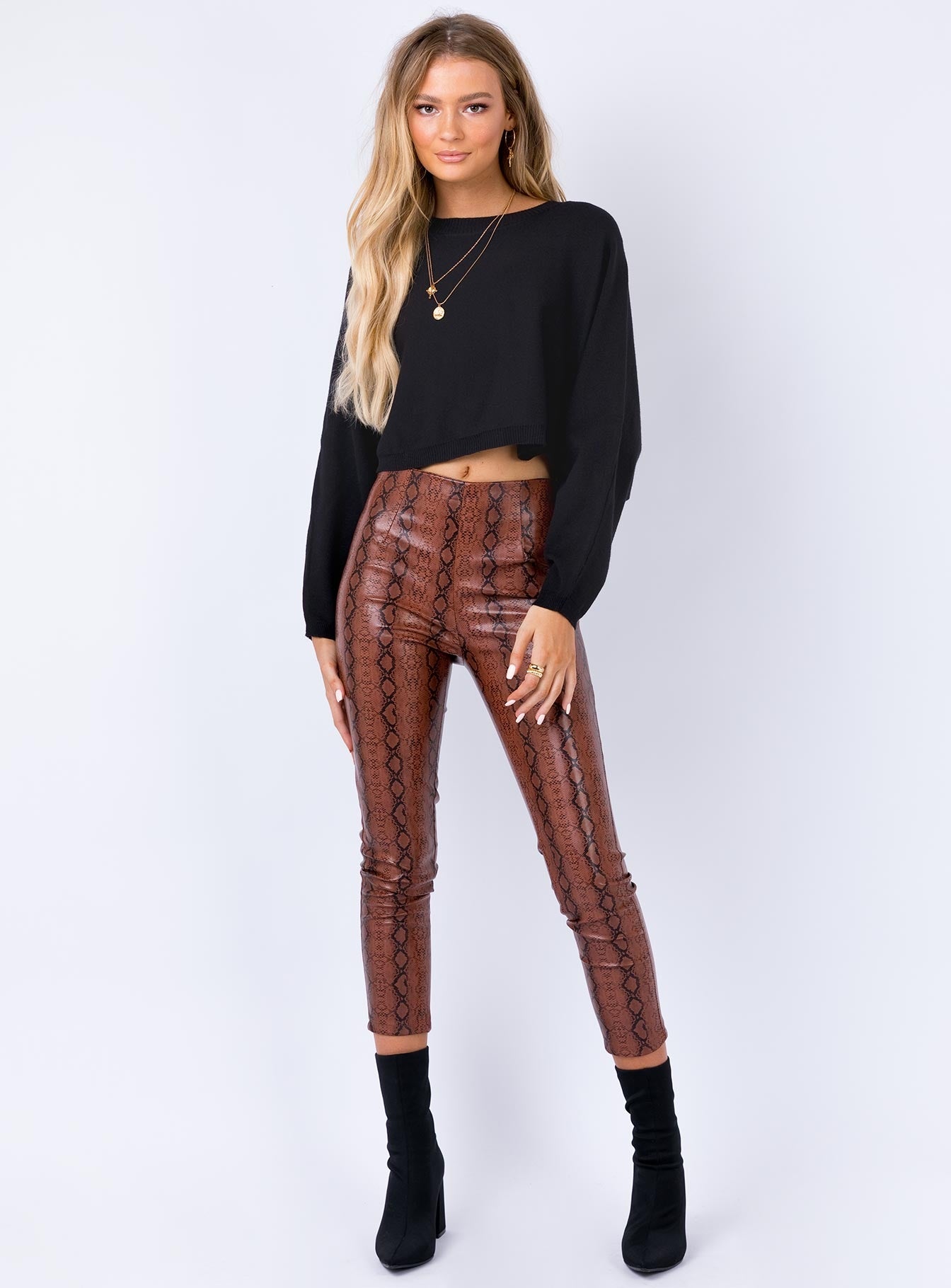 The Thorpe Cropped Sweatshirt Black - Image 4