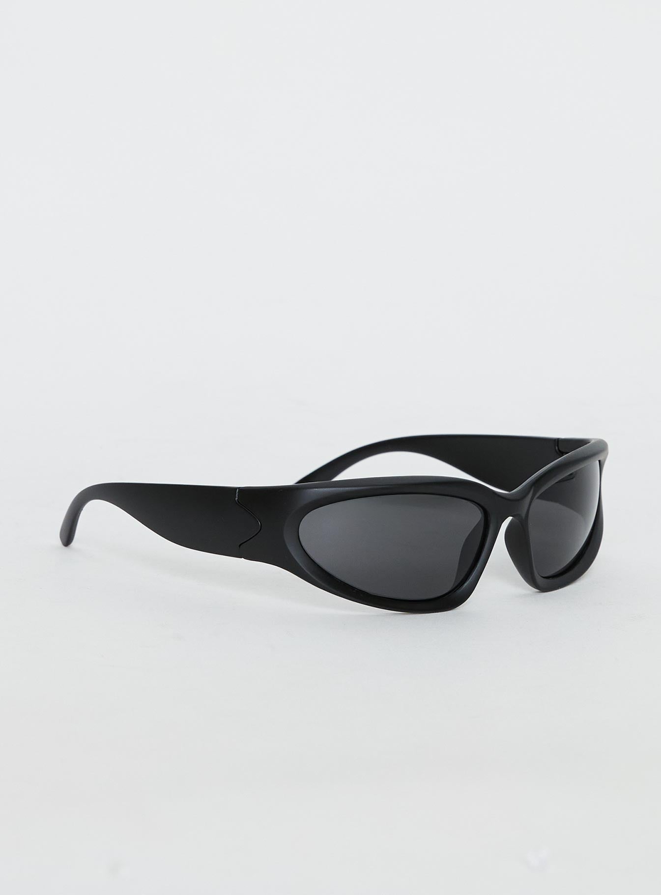 Huxlee Curved Sunglasses Black - Image 3