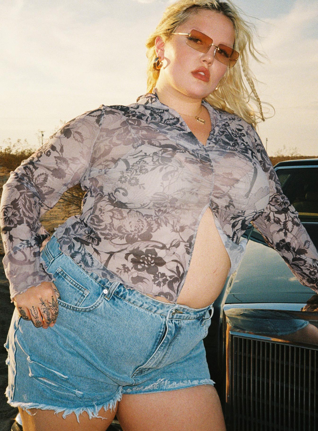 On Tour Denim Mom Short Curve Light Blue - Image 4