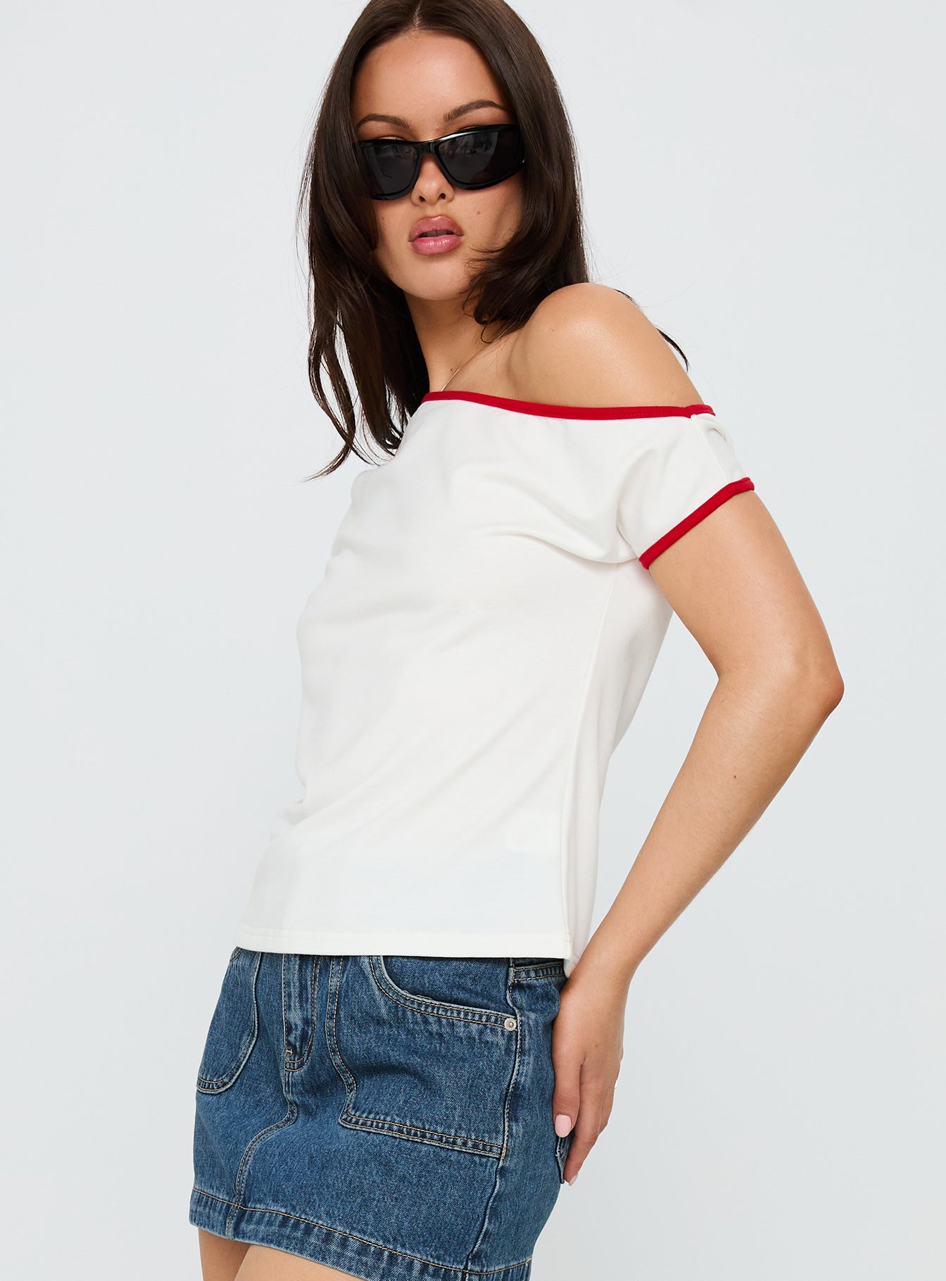 Kelsa Off Shoulder Contrast Trim Top White / Red - Image 4