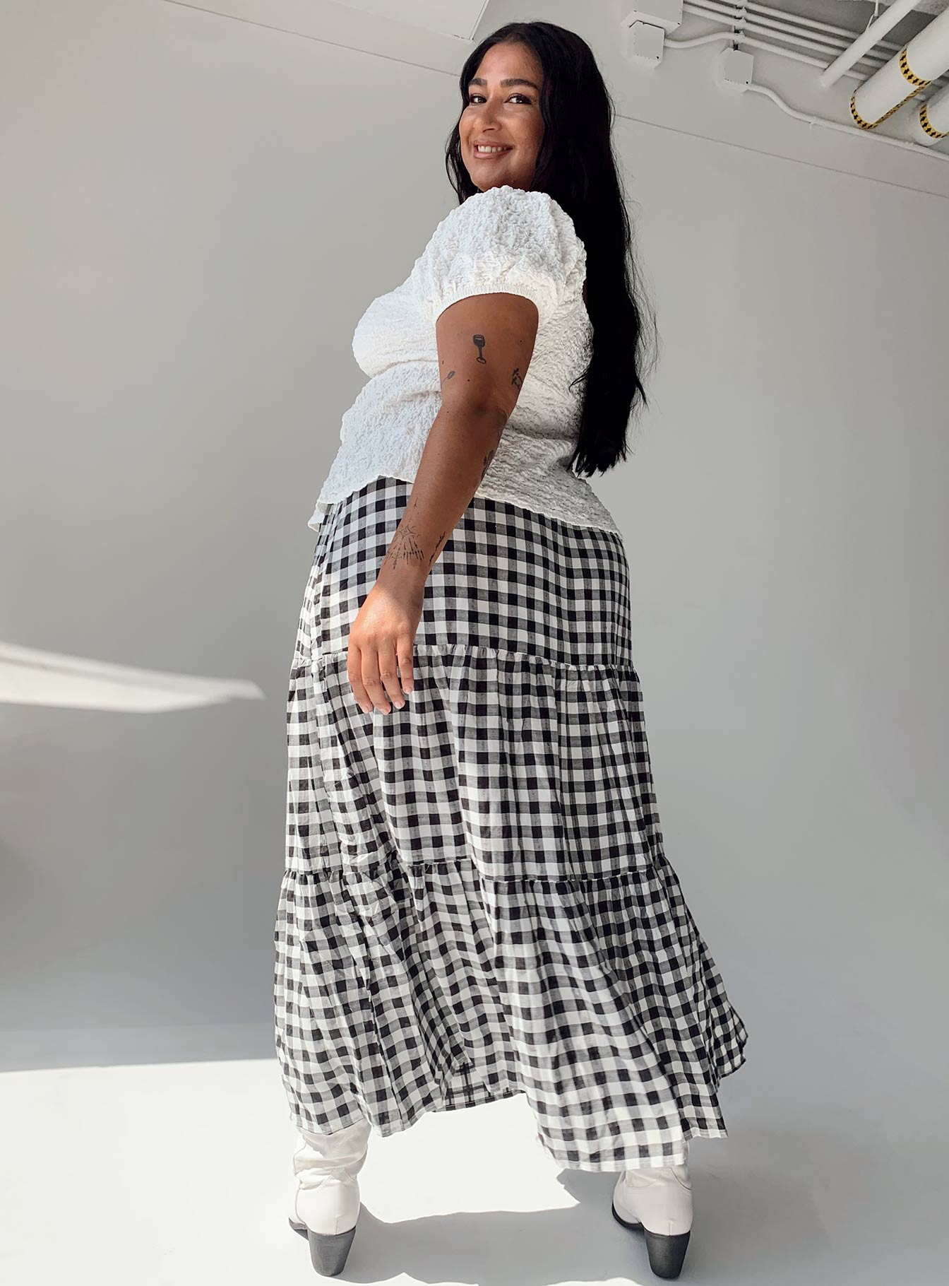 Hale Midi Skirt Black / White Curve - Image 3