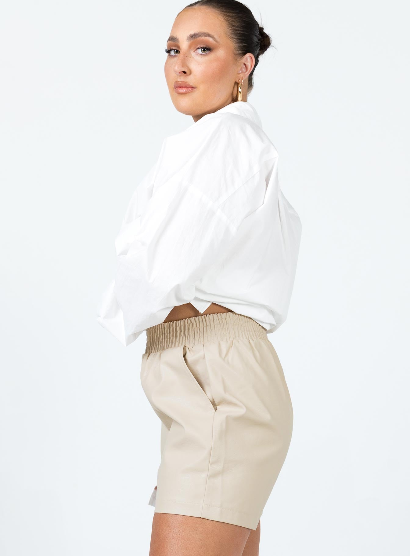 Audrea Shorts Beige - Image 3