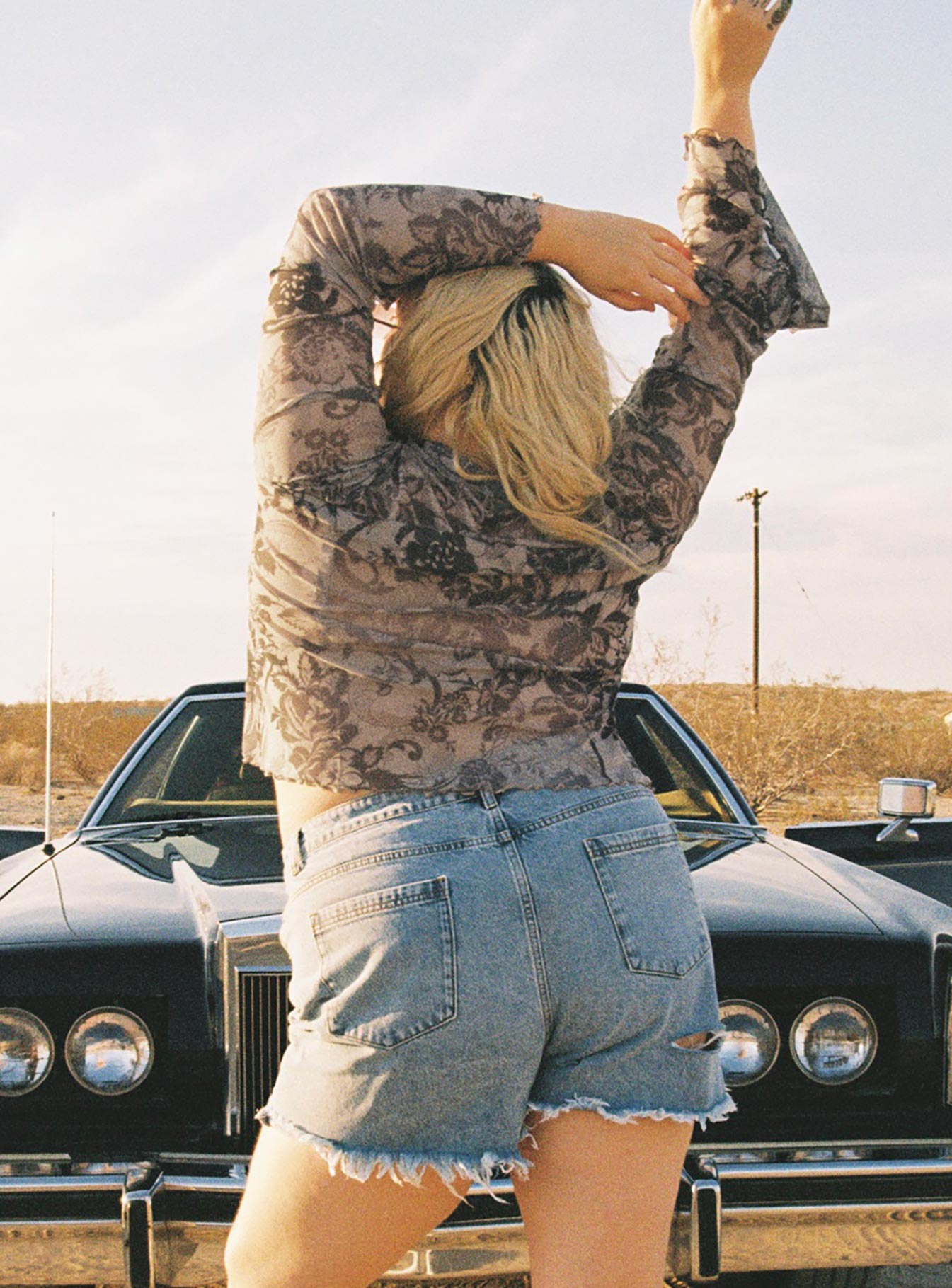 On Tour Denim Mom Short Curve Light Blue - Image 5