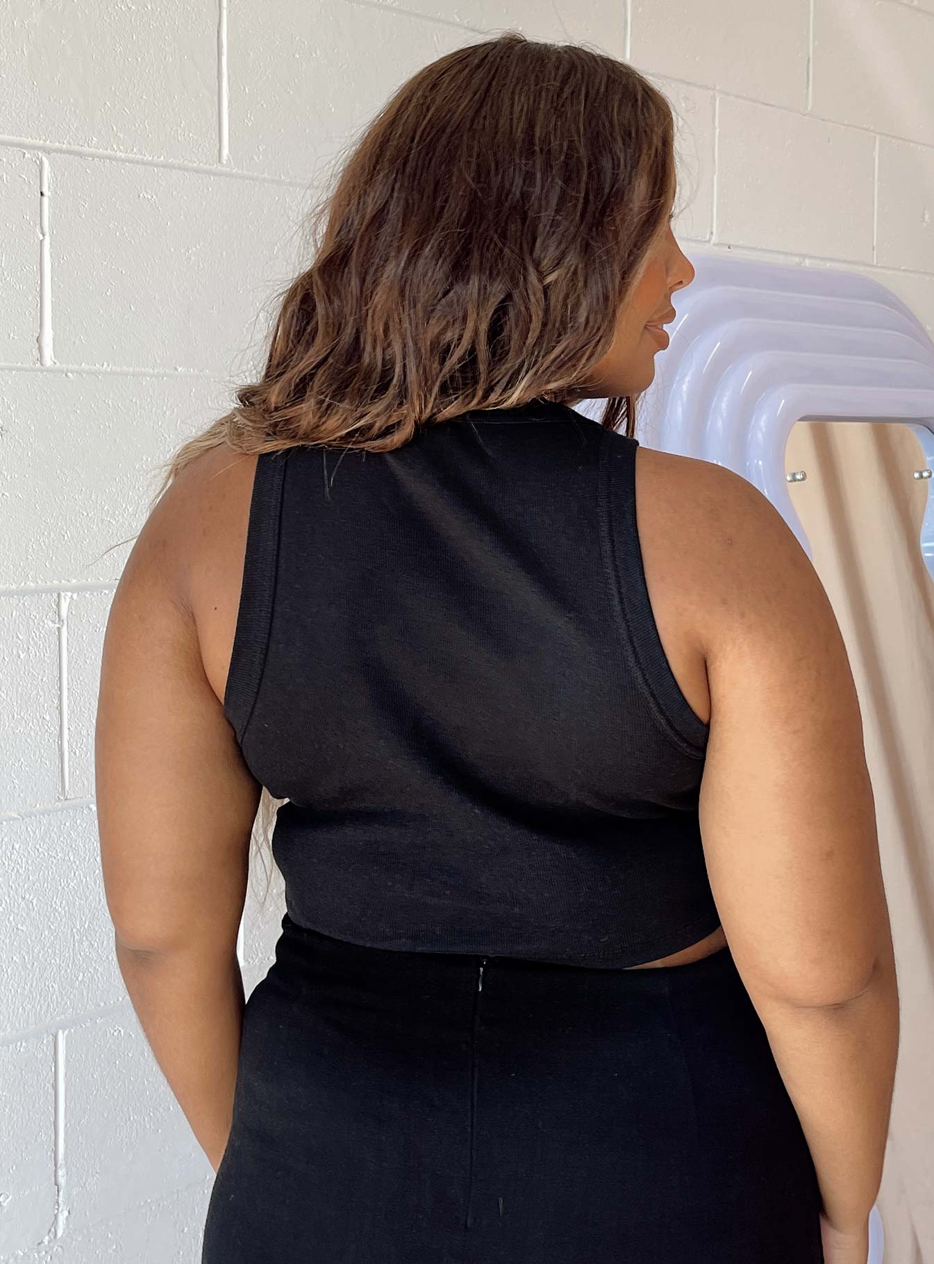 Classic Tank Top Black Curve - Image 9