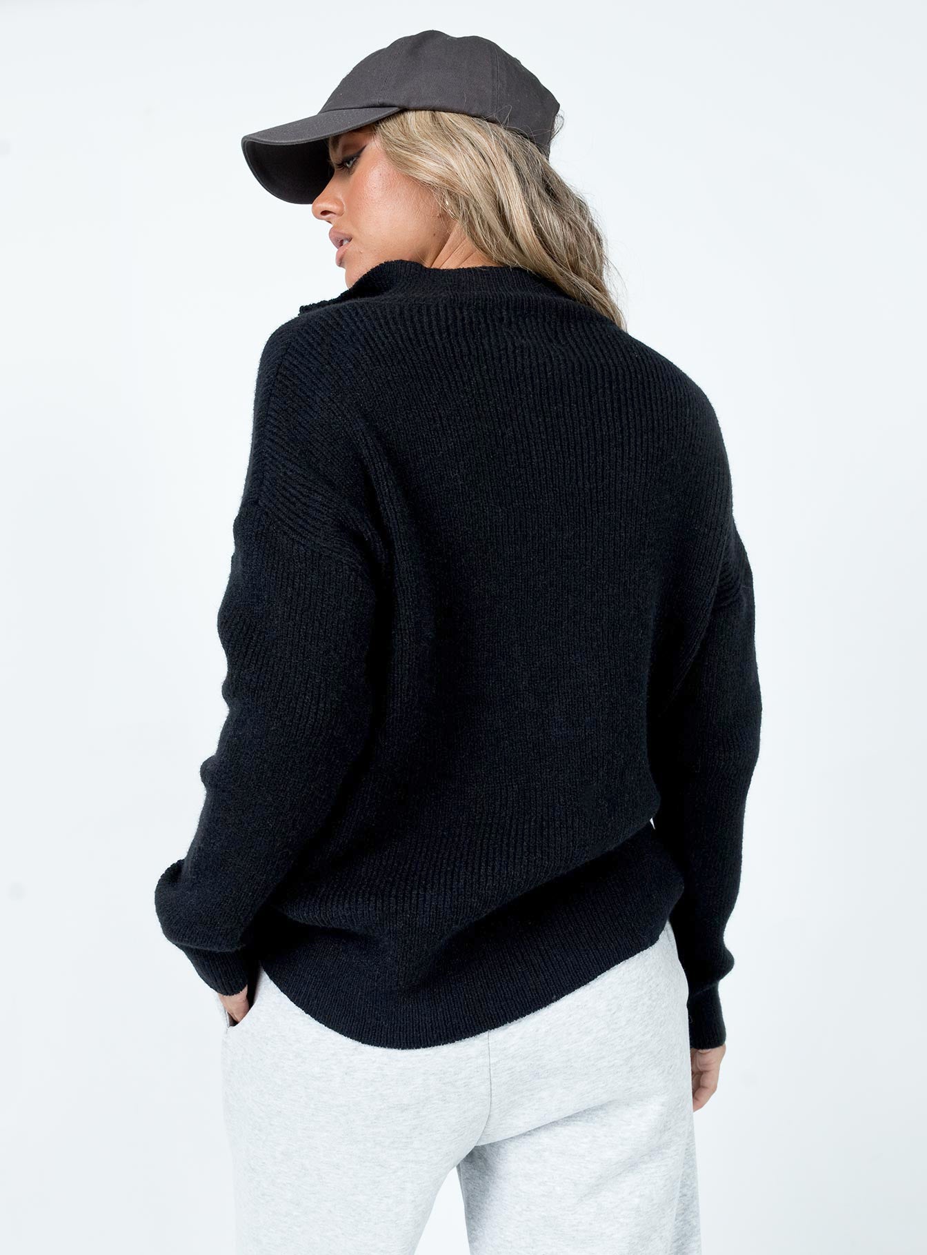 Bessy Sweater Black - Image 4