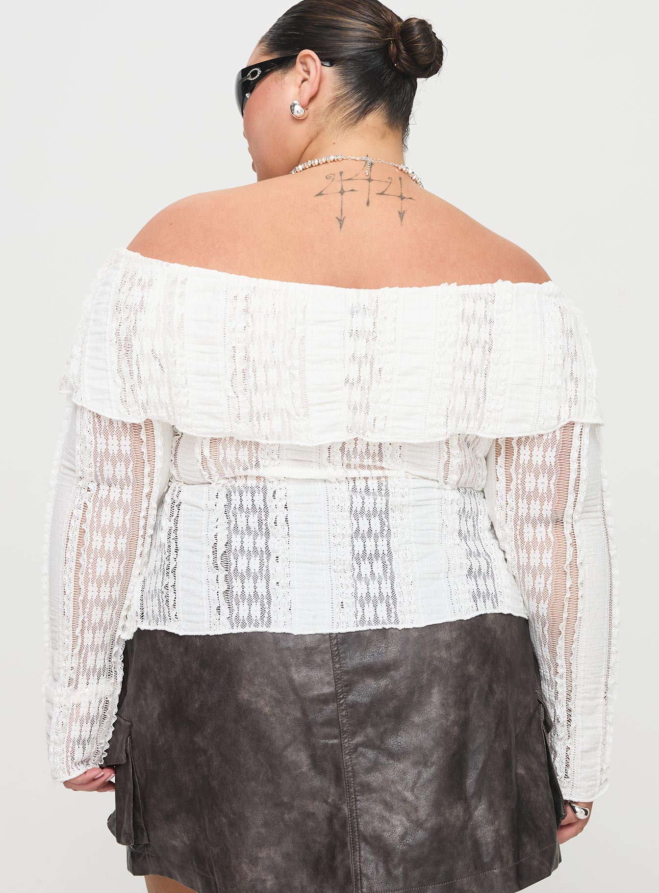 Lisbeth Off The Shoulder Top White Curve - Image 5