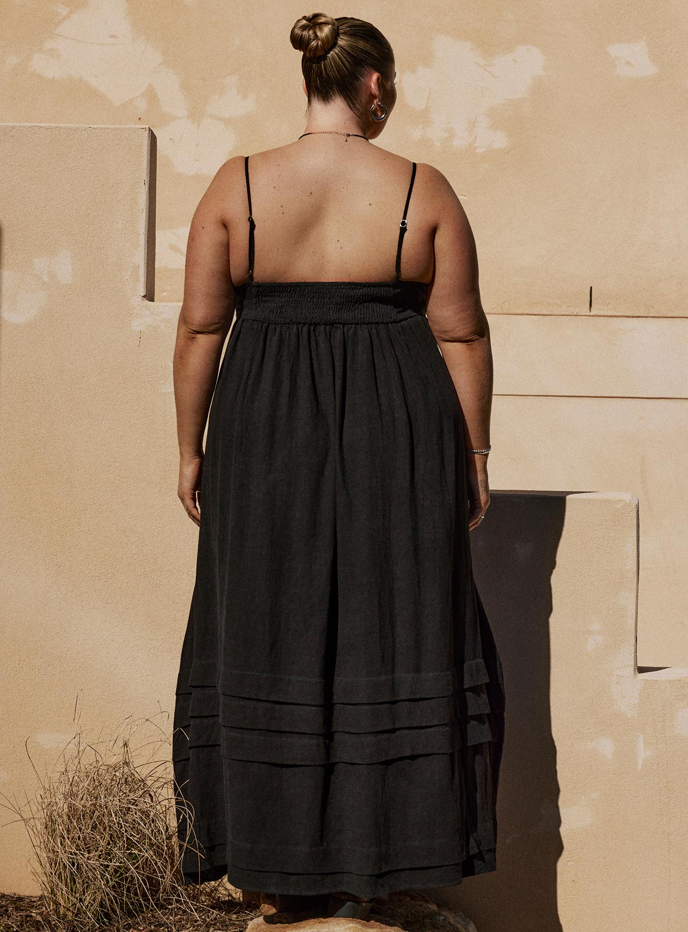 Milden Linen Blend Maxi Dress Black Curve - Image 4