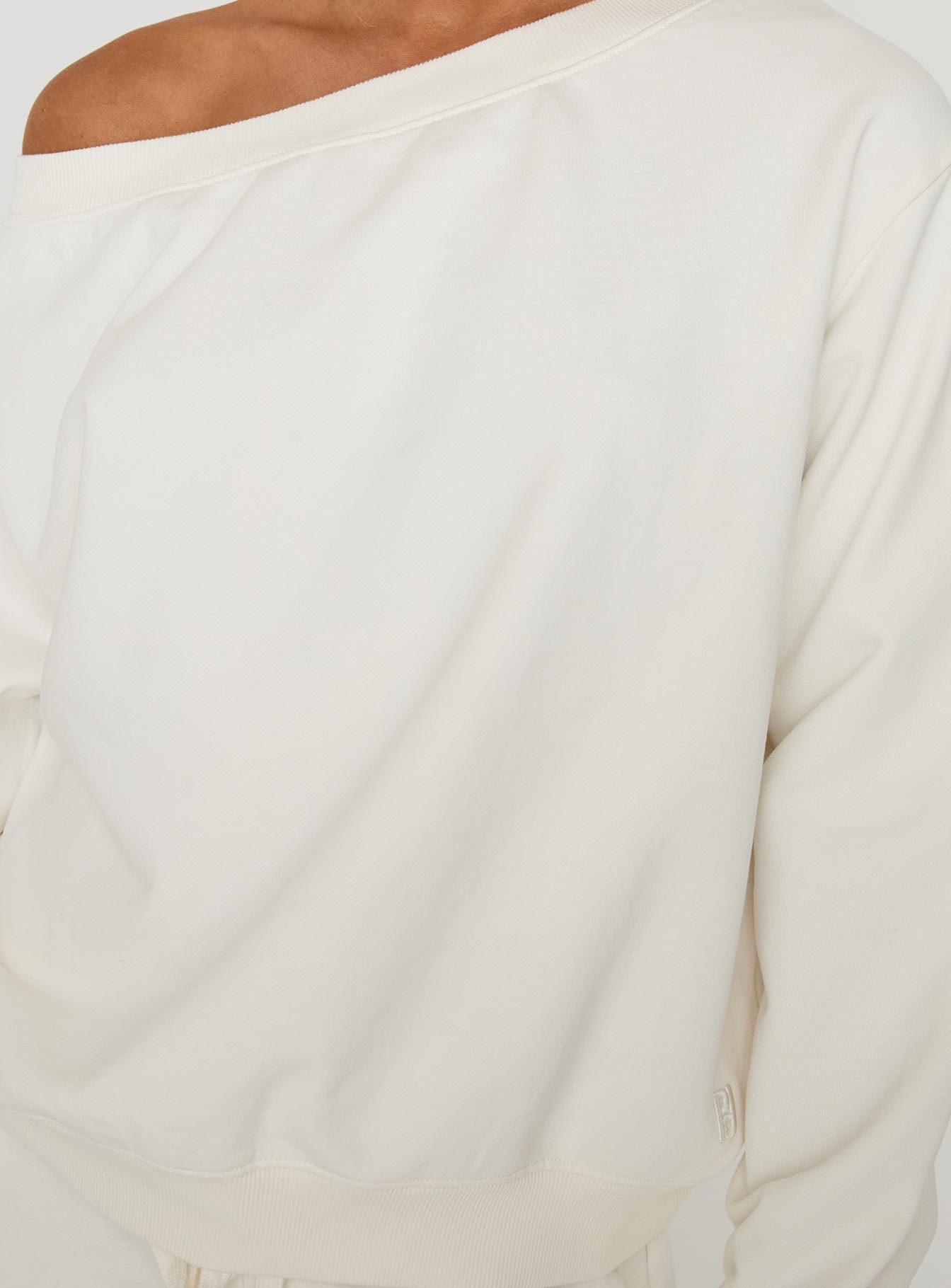 Wellness Off The Shoulder Jumper Washed White - Image 6