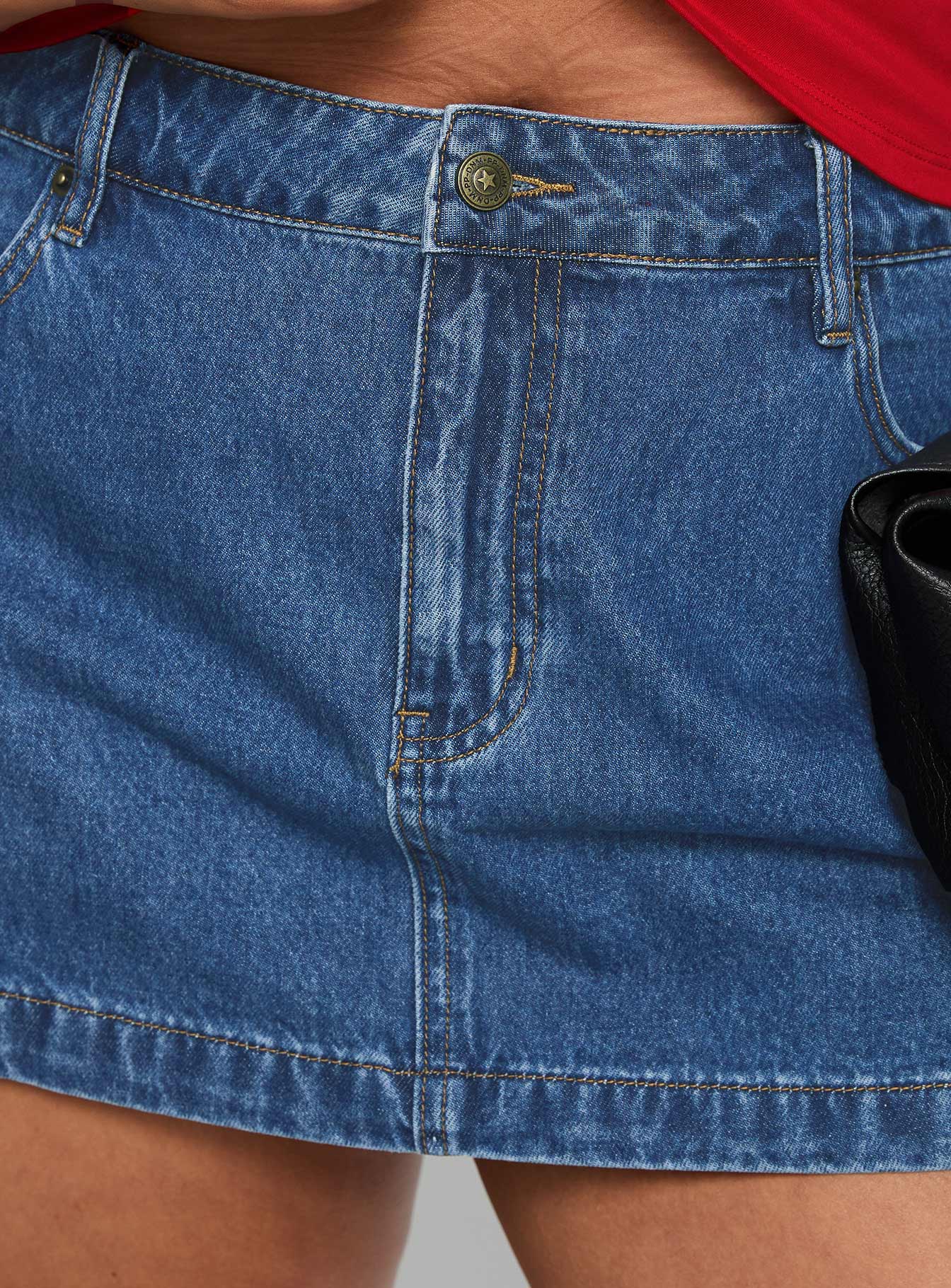 Nicolina Low Rise Denim Mini Skirt Light Wash Curve - Image 5