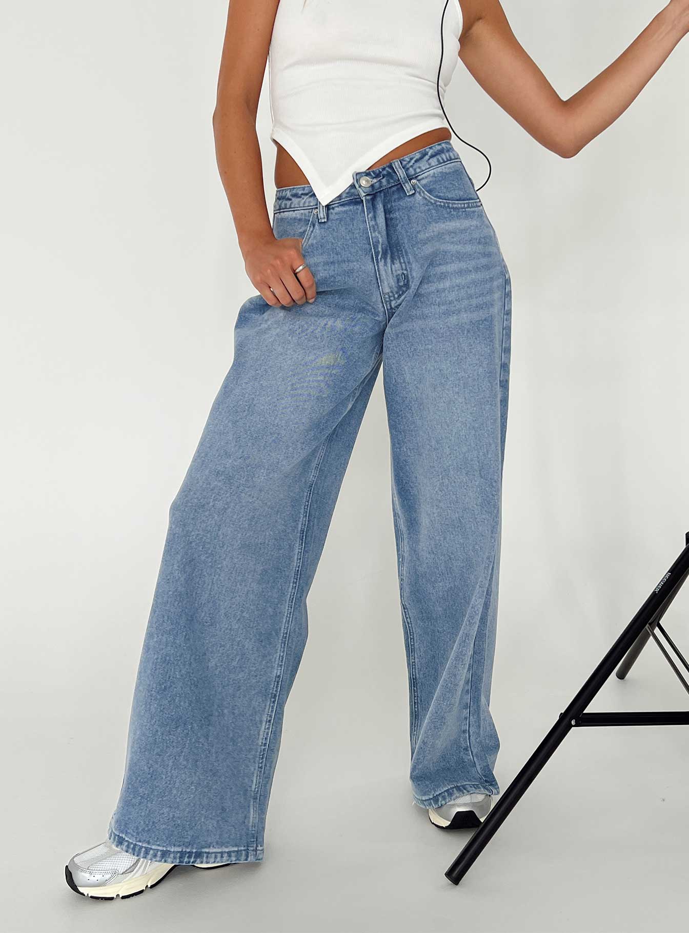 Naylor Mid Rise Wide Leg Jeans Light Blue Wash - Image 9